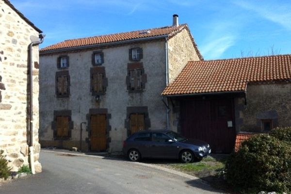 Entre l'église et l'école d'Ally, petite commune de 150 habitants, la maison sur laquelle un homme armé a tiré, jeudi 27 mars vers huit heures du matin.