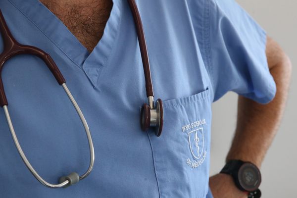 Un médecin généraliste avec son stéthoscope - Photo d'illustration