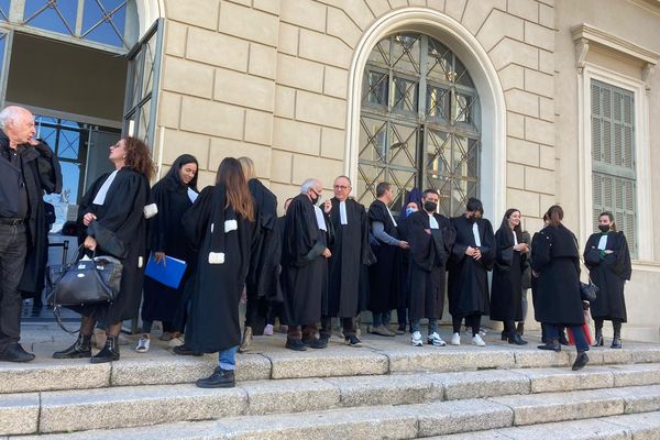 Une quarantaine d'avocats du barreau d'Ajaccio s'est rassemblée devant le palais de justice.