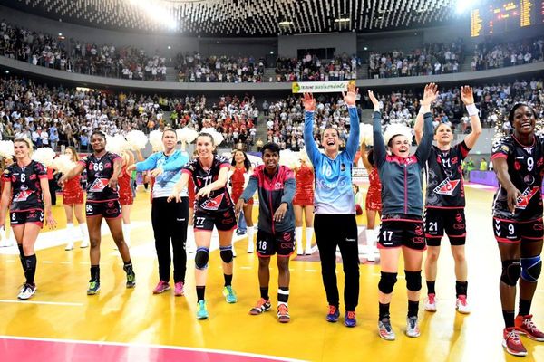 La joie des handballeuses Brestoises après leur victoire contre Besançon en demi finale de championnat