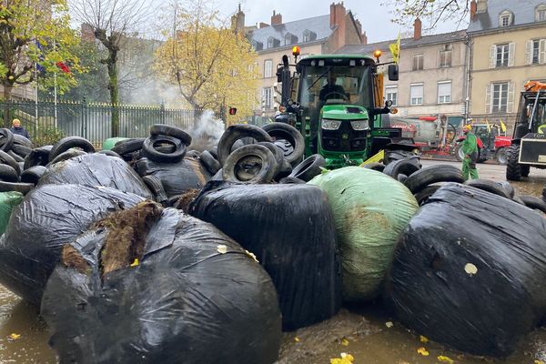 Outre la préfecture de Haute-Vienne, d'autres batiments publics comme l'agence de service et de paiement ont reçu des bennes de lisier et de paille, ce mardi 19 novembre.