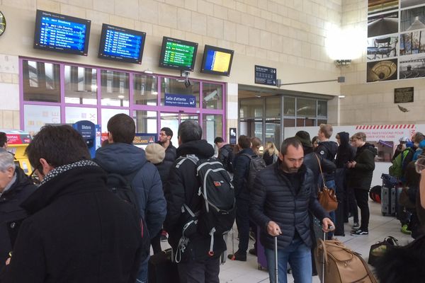 Trafic SNCF perturbé : les passagers doivent prendre leur mal en patience en gare de Poitiers.