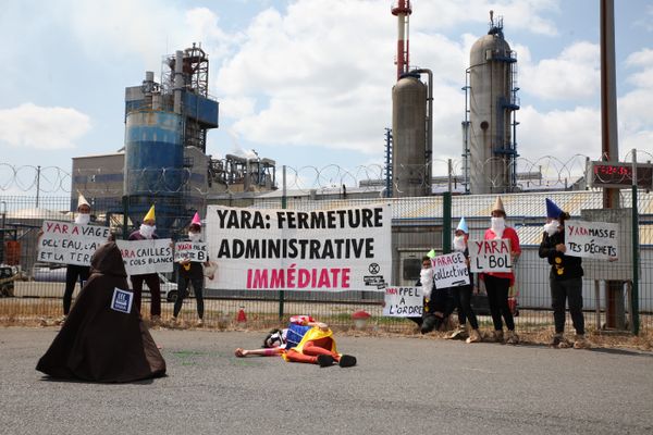 Rejouant le conte de Blanche-Neige et les sept nains, une vingtaine de militants écologistes d'Extinction Rébellion Nantes ont manifesté devant l'usine Yara à Montoir-de-Bretagne ce vendredi 21 juillet pour obtenir la fermeture administrative du site.