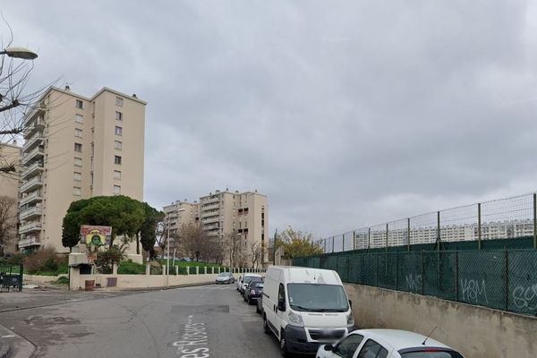 C'est dans la traverse des Rosiers, dans le 14e arrondissement de Marseille, qu'un homme a échappé de peu à une tentative d'enlèvement.