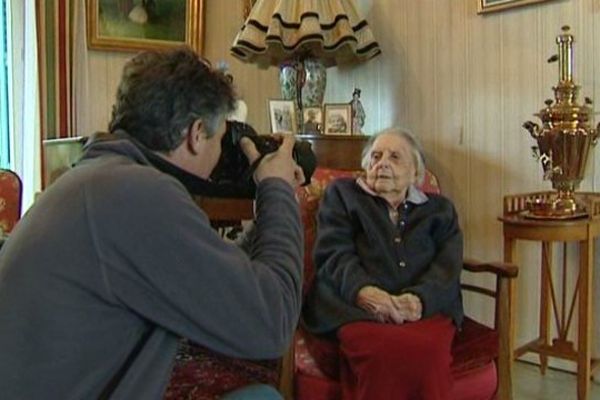 A 112 ans, Suzanne BURRIER se retrouve soudain sous les feux des projecteurs. Née le 14 mars 1901à Montluçon, elle est devenue la nouvelle doyenne "connue" des Français, après le décès mardi soir de son aînée, la Martiniquaise Irénise MOULONGUET.