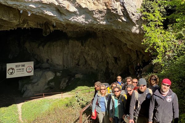 Les quinze volontaires de l'opération Deep Time sortent de la grotte de Lombrives (Ariège) après plus de 40 jours passés sous terre