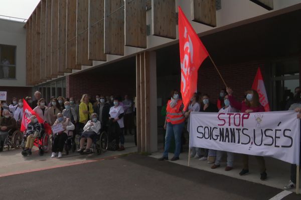 Devant l'Ehpad de Pont-L'Evêque, agents de l'hôpital, résidents et familles se sont mobilisés pour dire "stop" à l'épuisement des soignants.