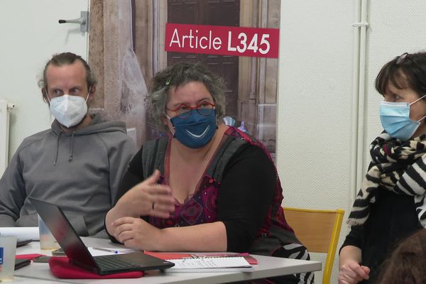 Le lancement de la campagne d'affichage Article L345, ce mardi 8 février 2022, dans les locaux de Caritas à Montpellier.