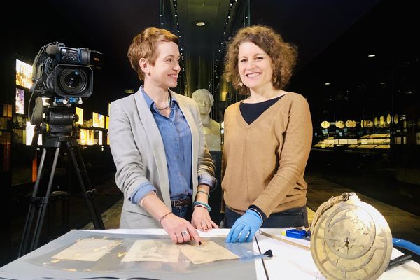 Sophie Jovillard et Stéphanie Lebreton, régisseuse des collections et chargée du public au musée des écritures du monde à Figeac.