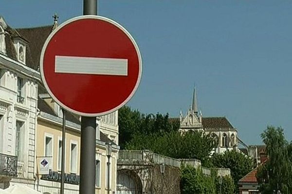 Les quais de l'Yonne sont partiellement fermés à la circulation jusqu'au lundi 5 août 2013, pour cause de travaux. 