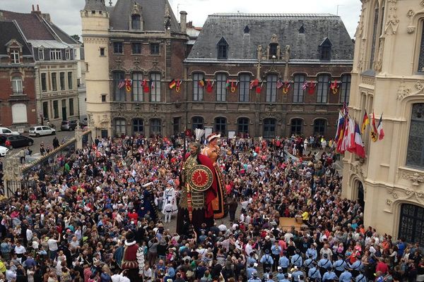 Rigodon dans la cour de l'Hôtel de Ville ce dimanche 12 juillet matin à Douai