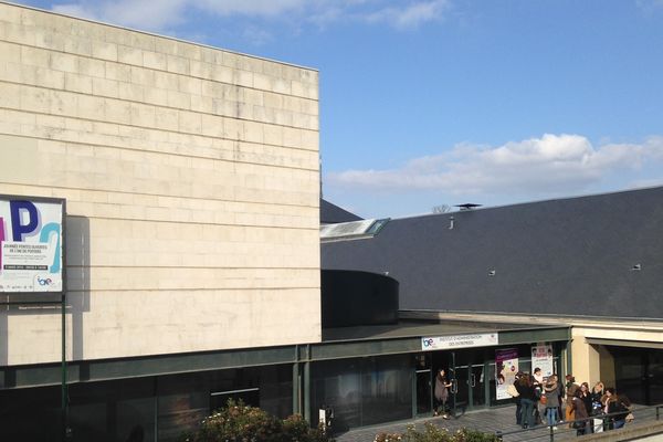 L'accident de car qui a coûté la vie à Chloé Chouraqui a frappé de plein fouet l'Institut d'administration des entreprises de Poitiers, où elle étudiait.