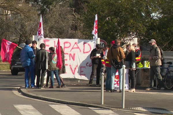 Les soignants de l'Ehpad des Jardins de l'Alouette ont déposé un préavis illimité. Ils réclament une augmentation de leur effectifs pour faire face à une charge de travail qui s'est alourdie.