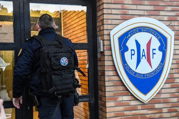 La police aux frontières mène régulièrement des contrôles d'identité pour lutter contre l'immigration irrégulière.