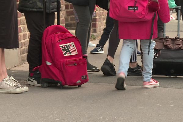 Elèves devant une école élémentaire d'Amiens