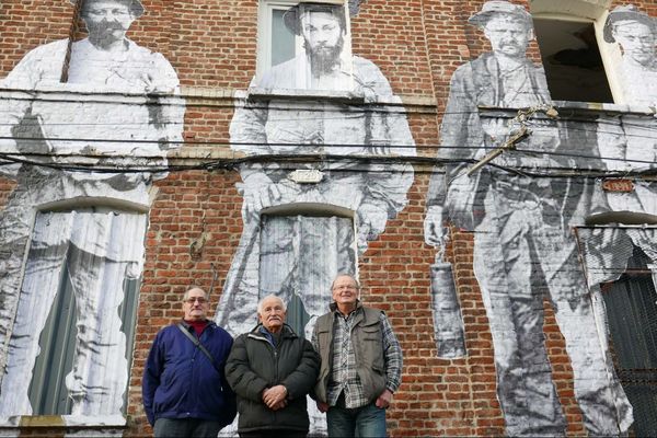 Collage de très anciens mineurs et de trois anciens mineurs à Bruay-la-Buissière.