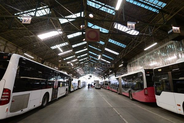 Demain, beaucoup de bus resteront au dépôt.  En tout, une trentaine de lignes à l'arrêt