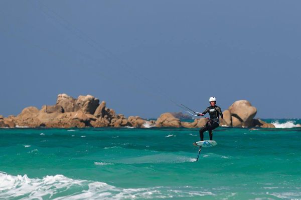 Chris Ballois pilote son kitesurf avec un seul bras