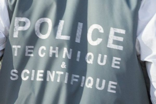 ILLUSTRATION- Un enquêteur de la police technique et scientifique