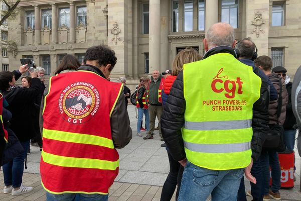 Une cinquantaine de militants sont venus soutenir Jérôme H. devant le tribunal de Strasbourg.