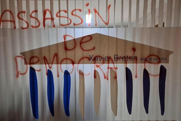 Permanence de Xavier Breton vandalisée au centre ville de Bourg-en-Bresse.