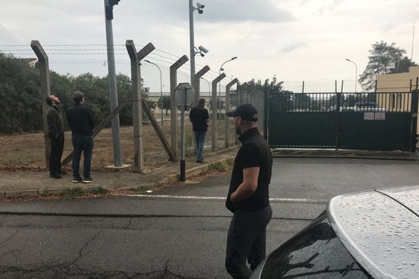 03/10/2017 - Des militants nationalistes devant la gendarmerie de Borgo en soutien à Félix Benedetti placé en garde à vue. 