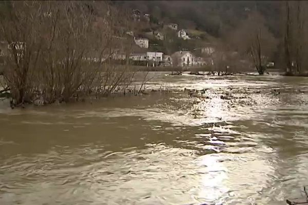 A Besançon, le Doubs a repris du volume depuis les pluies de ces derniers jours.