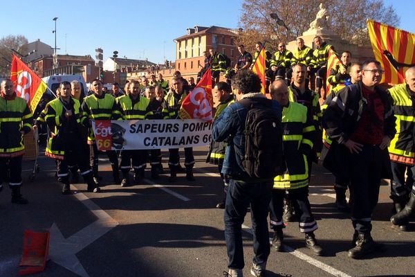 Environ 200 pompiers manifestent dans les rues de Toulouse, ce mardi après-midi.