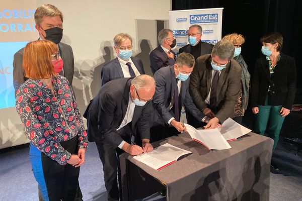 signature du livre blanc du Grenelle des mobilités mercredi 24 novembre à Pont-à-Mousson