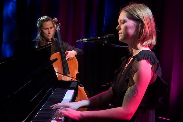 Julie Castaing (à droite) et Anaïs Bodart sur la scène de #studio3.