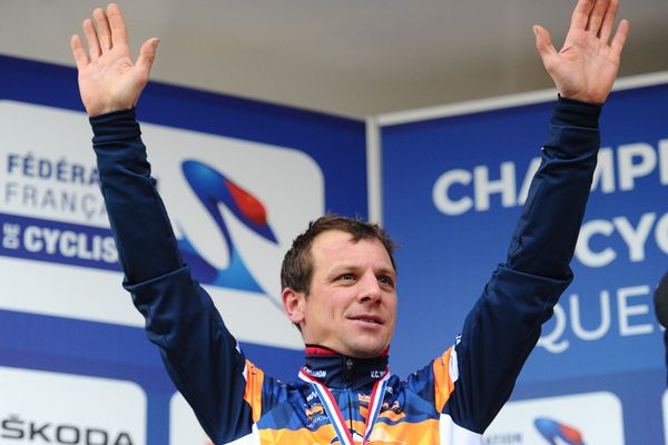 Francis Mourey sur le podium des championnat de France de Cyclo-Cross à Quelneuc, où il a terminé deuxième.