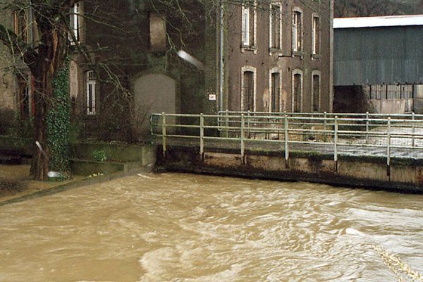 La Chiers en crue avait causé de nombreux dégâts à Longwy en 1999, dans le bas de la ville.