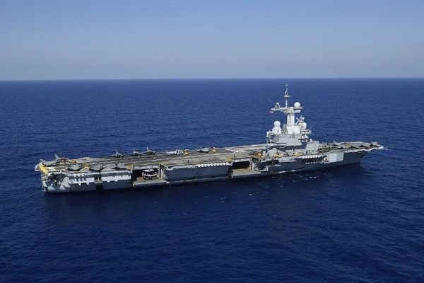 Ce sera vraisemblablement la dernière visite de François Hollandeà bord de ce bâtiment, dont il avait prolongé la mission d'un mois, jusqu'à la mi-décembre, et qui doit ensuite retrouver son port d'attache de Toulon pour 18 mois d'entretien.
