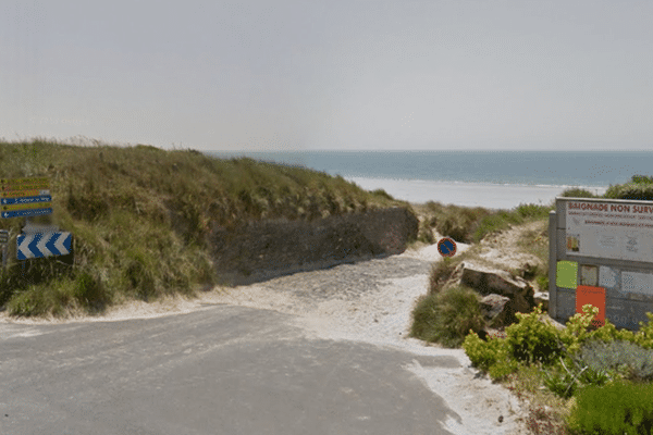 une femme qui se promenait sur cette plage a découvert le corps en état de décomposition.