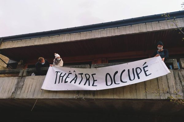 Le Théâtre de Mende est occupé par les artistes depuis mardi 16 mars 2021.