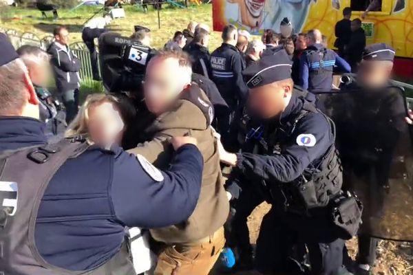 Sur cette capture d'une vidéo prise par un journaliste de France Bleu Azur, on voit les policiers bouger sans ménagement l'équipe de France 3 Côte d'Azur.