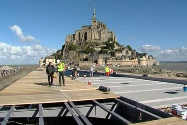 Le pont passerelle, véritable cordon ombilical entre le Mont-Saint-Michel et le "continent, est en voie d'achèvement.