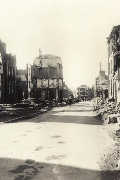 Flers est détruite à 80% par les bombardements des 6 et 7 juin. Parmi les bâtiments démolis, un hangar abritant des camions de réserve de l'armée allemande.
