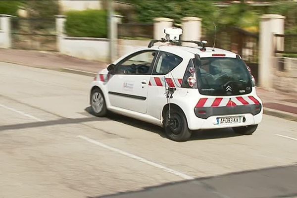 Une voiture de Limoges Agglomération équipée pour inspecter l'état de la voirie. 