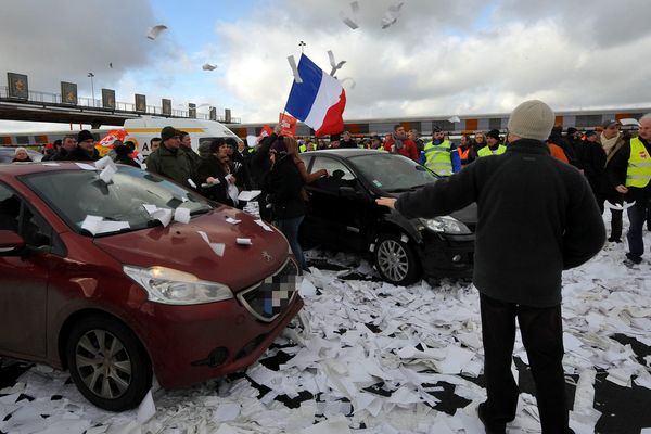 Des salariés de Stora Enso manifestent au péage de Fresnes les Montauban.