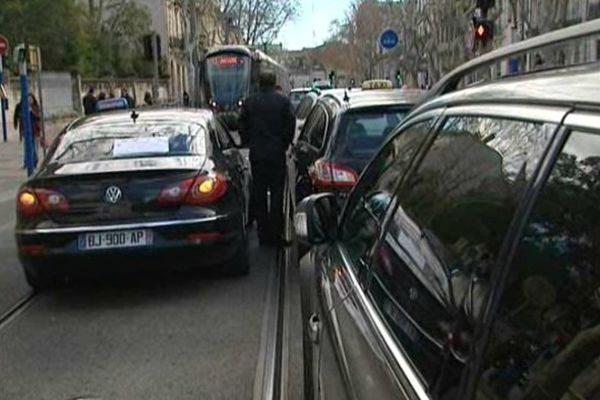 Les artisans taxis manifestaient déjà l'an dernier devant la CPAM de Montpellier