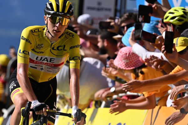 Tadej Pogacar, porte le maillot jaune du leader du classement général dans les derniers mètres de la 10e étape du Tour de France, entre Morzine et Megève, le 12 juillet 2022.