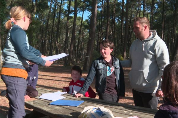 Des adolescents prennent des cours de théâtre  en plein air, à Mimizan dans les Landes. 