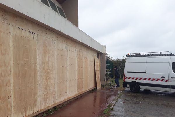 Les planches posées empêchent l'accès au porche pour les sans-abris et les migrants.