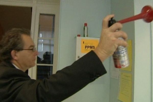 A 10 heures, l'alerte est donnée grâce à cette sirène. Les élèves doivent quitter leur classe et se regrouper dans la cantine de l'école Franklin à Rouen. 