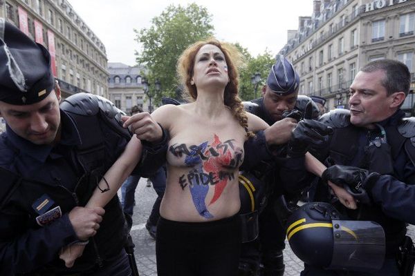 Les activistes féministes se sont invitées dans le cortège du FN.