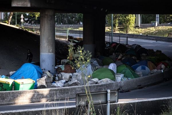 Des tentes sur la "Colline du crack" dans le nord de Paris. Photo prise fin juin 2019.