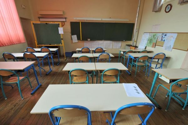 Besard, 6 ans et sa soeur Sylvina, 9 ans, ne pourront pas faire leur rentrée scolaire à l'école St Bruno ce lundi à Bordeaux où ils étaient scolarisés depuis 2014. Ils ont été expulsés de force avec leurs parents le 24 août dernier en Albanie.