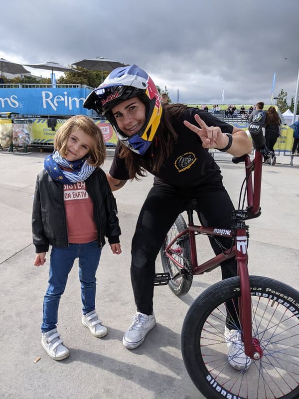 Gabrielle, 5 ans, fière de poser avec une star du BMX comme Nikita.