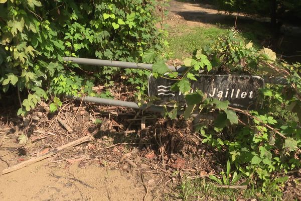 Les stigmates des inondations survenues le 13 août 2024 sont encore bien visibles à Saint-Didier-de-la-Tour, en Isère.